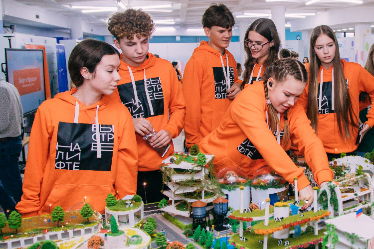 Школьники из 42 регионов России построили «Город Будущего» в ВДЦ «Океан» в рамках смены «Лифт в будущее»